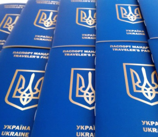 В базу «Миротворця» внесли жительку Харкова, яка з дітьми на камеру зіпсувала українські паспорти