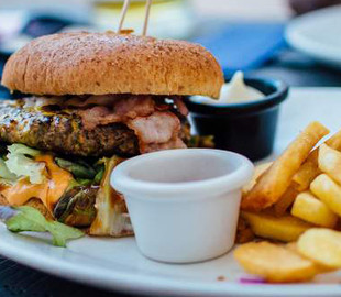 Для борьбы с ожирением: Великобритания полностью запретит рекламу вредной еды в интернете