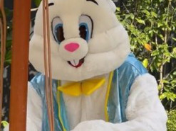 Джейсон Стейтем одягнувся у Великоднього кролика, щоб порадувати дітей