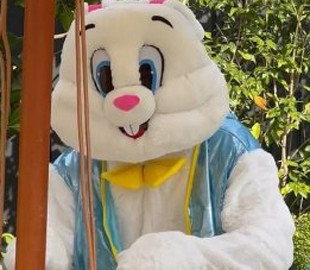 Джейсон Стейтем одягнувся у Великоднього кролика, щоб порадувати дітей