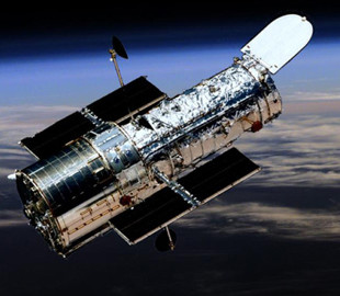 Схожі на зореліт: Hubble показав три галактики у сузір'ї Фенікс