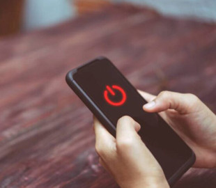 Що робити, якщо смартфон вимкнувся і не вмикається: поради експерта