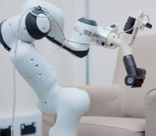 Підіймає предмети та чистить меблі: Dyson показала прототип робота для прибирання будинку