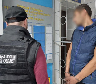 Душив та знущався. На Київщині вітчим намагався вбити 12-річного пасинка