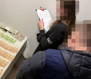 Брав тисячі доларів за контрабанду iPhone: на Буковині судитимуть ексмитника