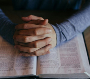 У Бразилії затримали шахраїв, які продавали «чудодійні молитви» від штучного інтелекту