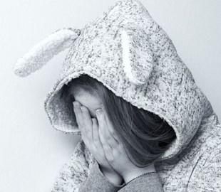 Погрожував розправою над рідними: чоловік примушував 13-річну дівчинку до участі у створенні порнографії