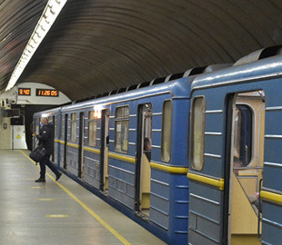 У Києві зловмисник намагався зґвалтувати дівчину у вагоні метро