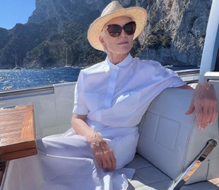 У сукні-сорочці та лаконічному капелюсі: Мей Маск зробила фото на яхті, вирушаючи на концерт на підтримку України