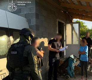 Заробляла на дитині: на Закарпатті багатодітна матір знімала порно з малолітньою донькою