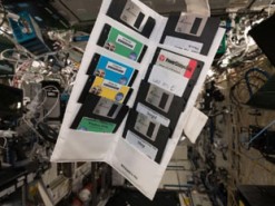 Немецкий астронавт нашёл на МКС дискеты. Их почти 20 лет назад оставил первый экипаж станции