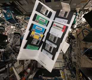 Немецкий астронавт нашёл на МКС дискеты. Их почти 20 лет назад оставил первый экипаж станции