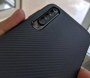 В Сети появилось фото смартфона Xiaomi Mi 9 с четырьмя камерами