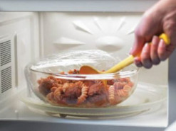 Лікарі назвали продукти, які не можна розігрівати у мікрохвильовій печі