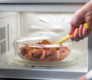 Лікарі назвали продукти, які не можна розігрівати у мікрохвильовій печі