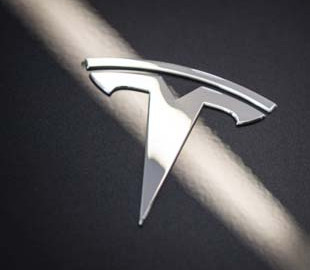 У США відкрили розслідування щодо безпеки електрокарів Tesla