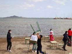 В Іспанії школа після року дистанційного навчання вирішила зробити уроки для дітей на пляжі просто неба