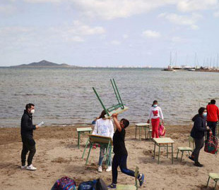 В Іспанії школа після року дистанційного навчання вирішила зробити уроки для дітей на пляжі просто неба
