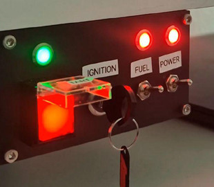 Ентузіасту стало нудно і тепер його ПК запускається з приладової панелі, як на винищувачі