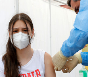 В Украине вакцинированные подростки от 14 лет смогут получить "ковидную" тысячу