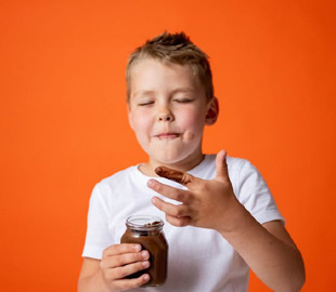 Шкідлива їжа для дітей: перелік звичних продуктів, які заборонено додавати до дитячого меню