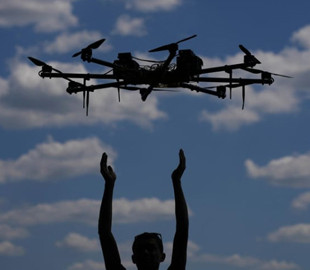 Китай «розстрілює небо» артилерією і дронами – в чому причина