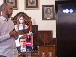 Штучний інтелект ледь не переміг людину на дебатах у Кембриджі