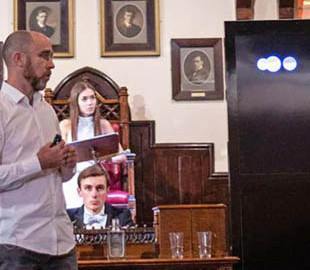 Штучний інтелект ледь не переміг людину на дебатах у Кембриджі