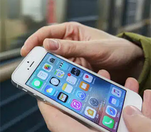 Всю ніч на зарядці: що відбувається з вашим смартфоном насправді