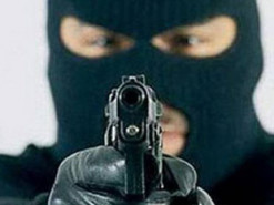 Мужчина ограбил знакомую из сети и выстрелил в нее