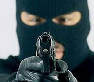 Мужчина ограбил знакомую из сети и выстрелил в нее