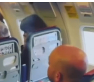 Мужчина закурил в самолете, но угрозы пассажирки заставили его прекратить