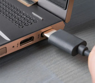 5 пристроїв, які не можна підключати до ноутбука: вони можуть його зіпсувати