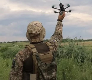 Захист від РЕБ: в Україні розробили плату для зміни частоти дронів у польоті