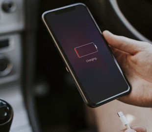 Чому смартфон повільно заряджається: названо ймовірні причини