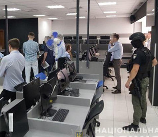 У столиці правоохоронці припинили діяльність незаконної філії колекторського кол-центру