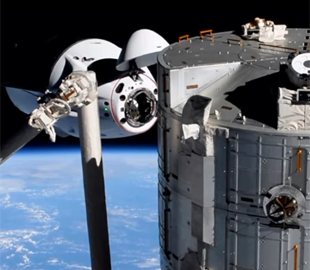 На опасной близости от Crew Dragon 2 пролетел кусок космического мусора