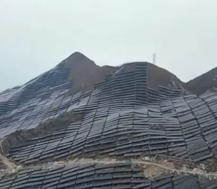 Китай покрив сонячними панелями цілу гору․ Дронам не вистачає заряду, щоб облетіти всю її площу