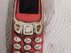 Європеєць примудрився проковтнути телефон: діставати довелося лікарям