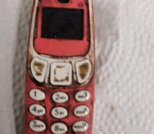 Європеєць примудрився проковтнути телефон: діставати довелося лікарям