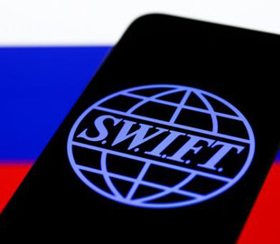 Велика Британія наполягає на повному відключенні Росії від SWIFT