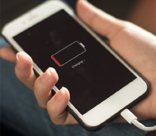 Чи варто залишати телефон на зарядці до самого ранку