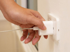 Чи можна залишати зарядку в розетці: коротке пояснення фахівця