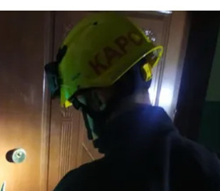 У Києві рятувальники відчинили двері квартири, де без нагляду була трирічна дитина: батькам не додзвонилися