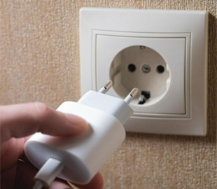 Інженер перерахував сім пристроїв, які небезпечно залишати увімкненими в розетку під час виходу з дому