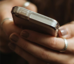 Місця, де не можна залишати смартфон, але всі чомусь кладуть його туди