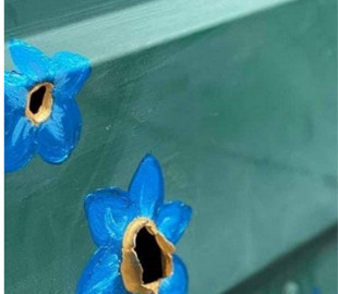 Під Києвом сліди від ворожих куль перетворюють на квіти: опубліковано фото