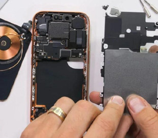 Блогер повністю розібрав новенький iPhone 17 Pro: що він побачив усередині