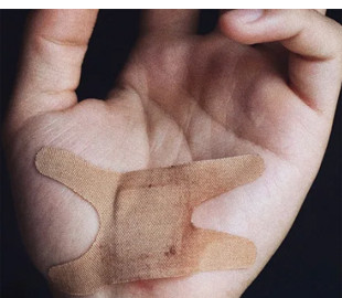 Підбирає потрібне лікування. Розумна пов’язка з ШІ прискорює загоєння ран на 25%