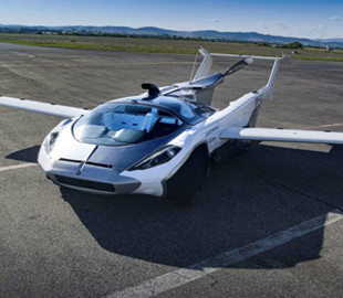 В Словакии прошел испытания летающий автомобиль-трансформер